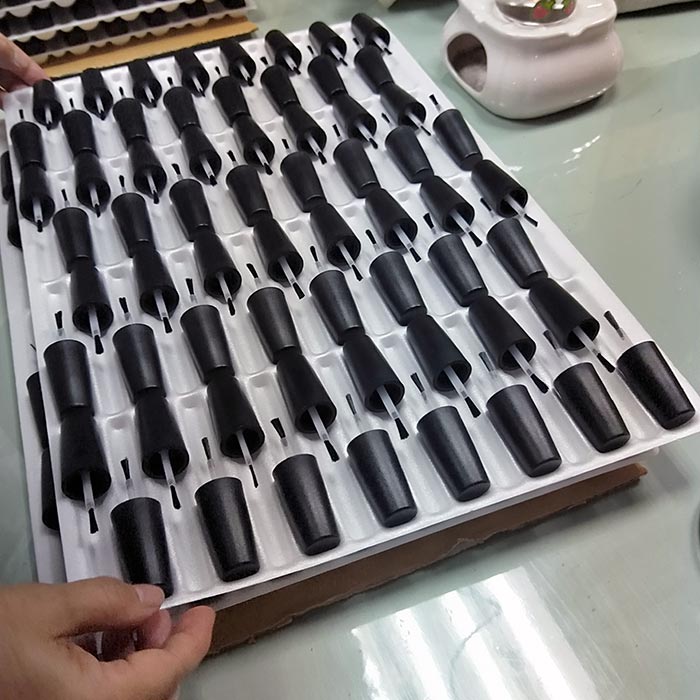 الأغطية والفرشاة المجمعة على الصواني