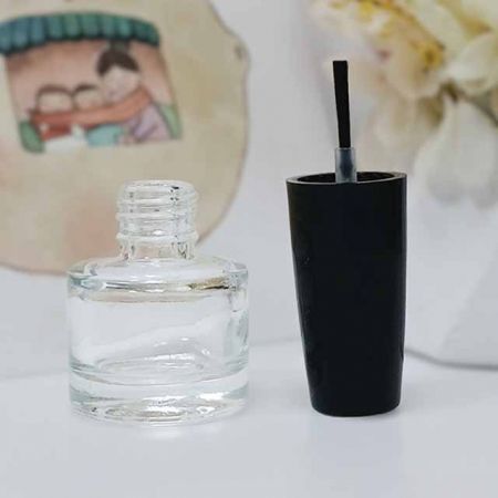 Leere Glasflasche und konische Kunststoffkappe