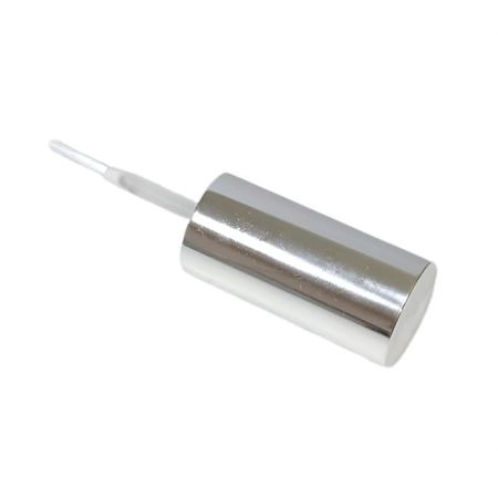 srebrna aluminiowa pokrywka z pędzelkiem
